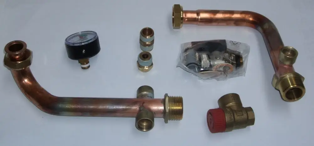 Daikin Zubehörset bestehend aus verschiedenen Rohrleitungen, Armaturen und einem Manometer, geeignet für ROTEX A1 Geräte, bereit zur Installation.